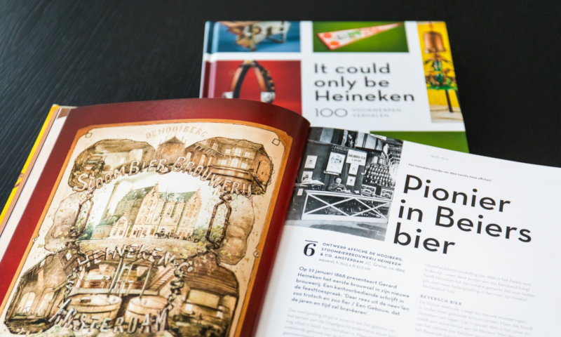 Heineken boek opengeslagen met een gesloten exemplaar eronder